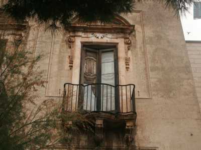La facciata � in buone condizioni, ma le finestre sono rotte e le imposte sono traballanti